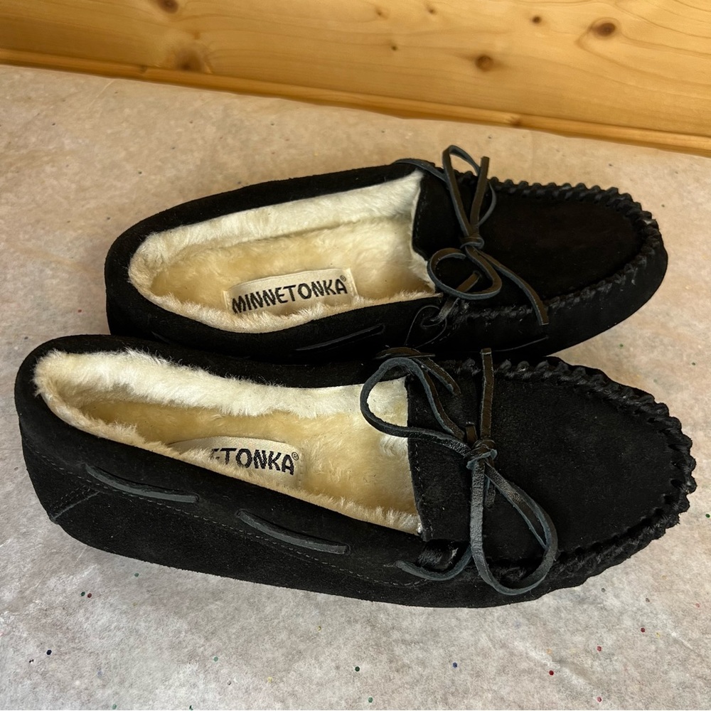 NWOT Minnetonka cally black moccasins slip on fur lined size 7
